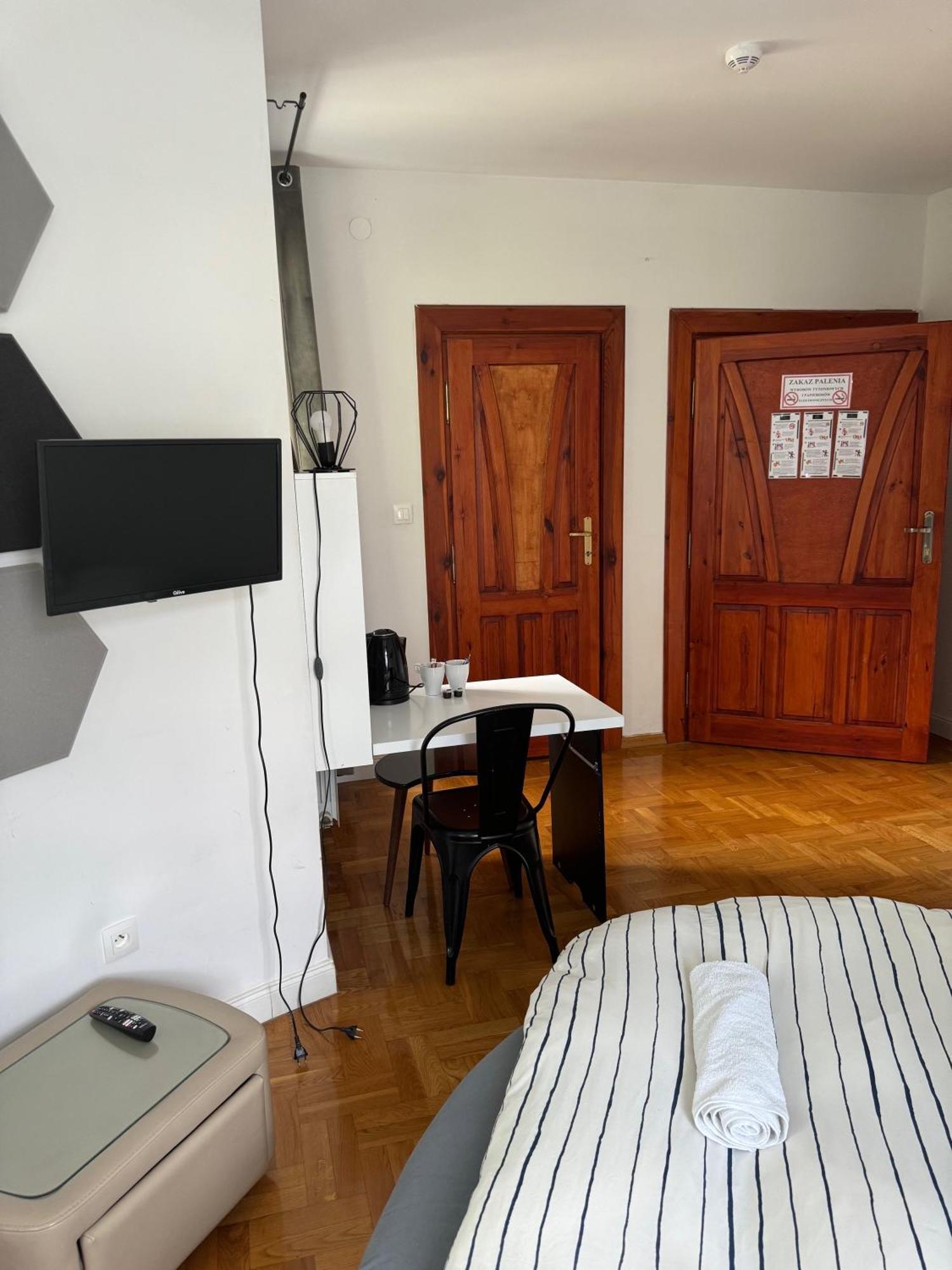 The Castle Suites & Apartment - Free Parking - (Adults Only) Красков Екстериор снимка